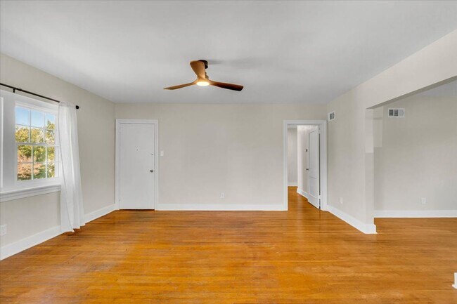 Building Photo - 2 bedroom off of Historic Victory Drive and minutes from Daffin Park