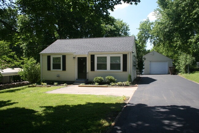 Building Photo - 2833 Colonial Cir