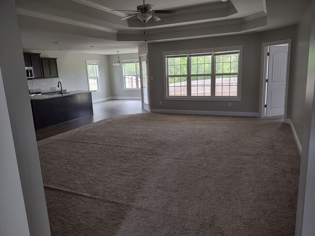 Building Photo - Home close to beach and bases.