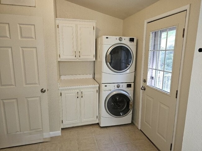 Building Photo - 10513 Katy Ln