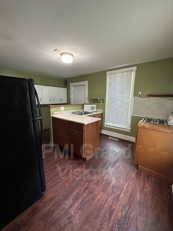 Building Photo - 321 A St