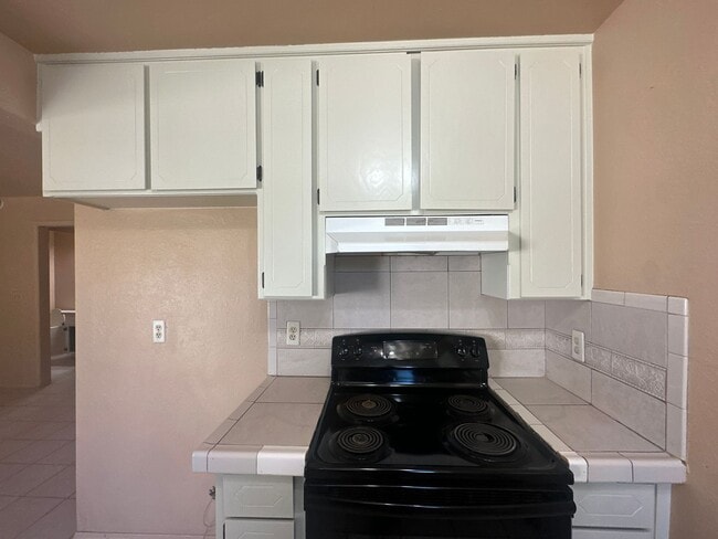Building Photo - 560 Clover Dr