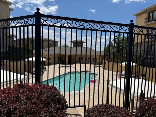 Building Photo - Beautiful condo with amazing amenities and a fabulous kitchen