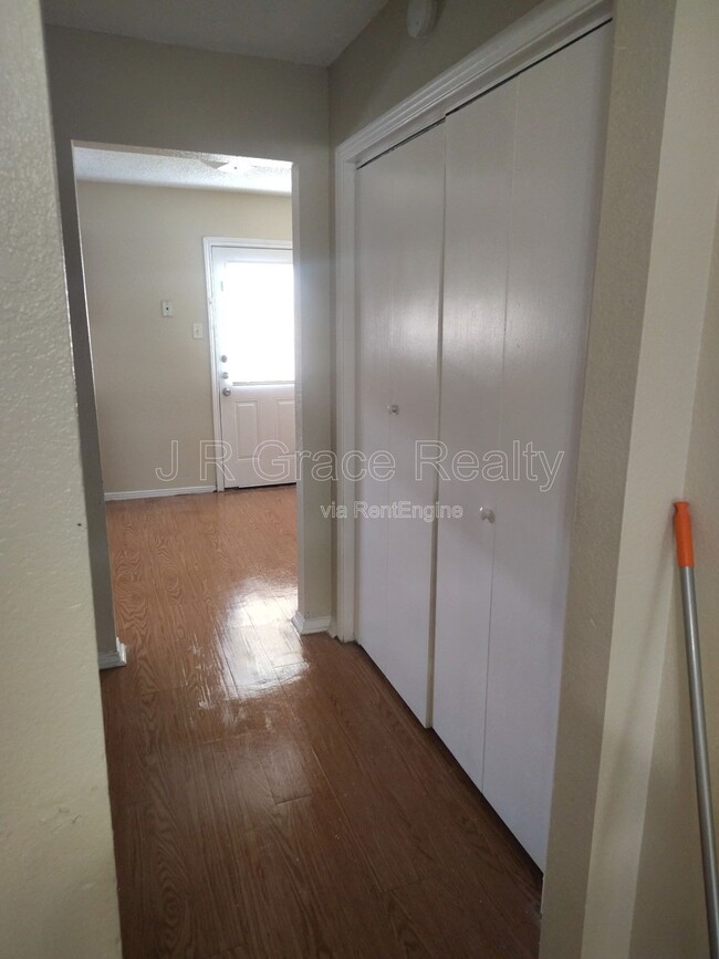 Building Photo - 5947 Shadydell Dr