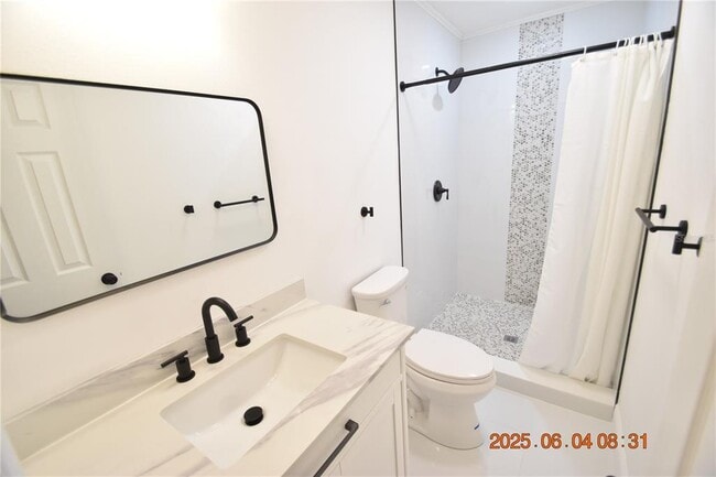 Building Photo - 417 Country Club Dr