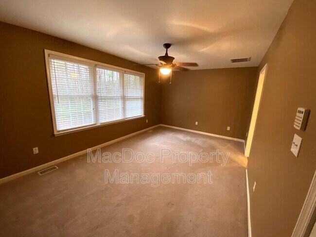 Building Photo - 1265 Ullainee Rd