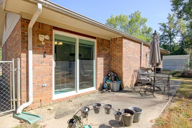Building Photo - 554 Roselawn Dr