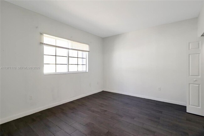 Building Photo - 373 NE 26th Pl