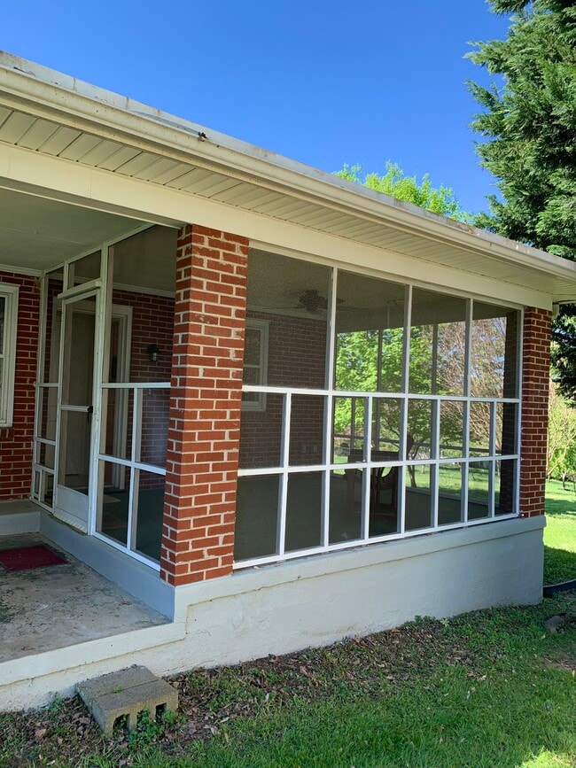 Building Photo - 2009 Mimosa Dr