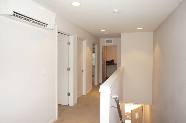 Building Photo - NE Portland 3-bedroom 2.5-bathroom NW Cont...