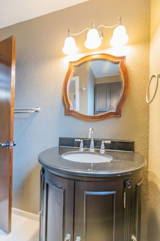 Building Photo - Beautiful Home Near Foothills Park With Gr...