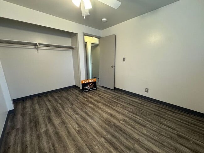 Building Photo - 4 Bedroom 2 Bath Duplex- Dog Friendly