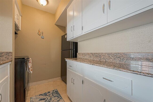 Building Photo - 2101 Fountain View Dr