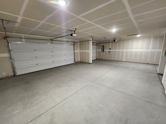 Building Photo - Brand New 5 Bedroom