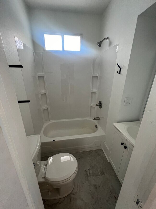 Building Photo - Charming Main Floor Apartment – 2 Bed, 1 B...