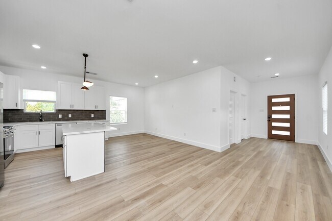 Building Photo - 801 E 32nd 1/2 St