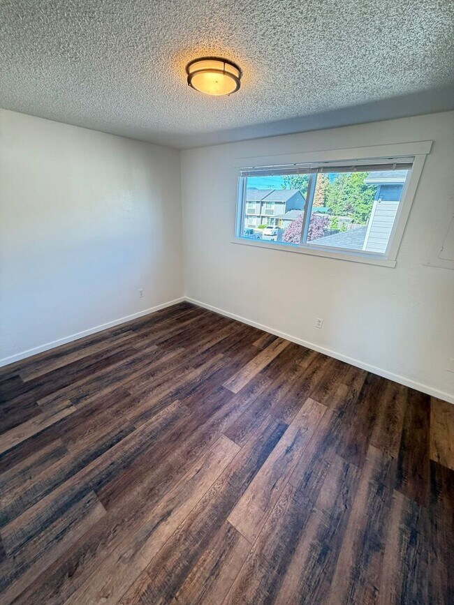 Building Photo - 2 Bedroom Town House!