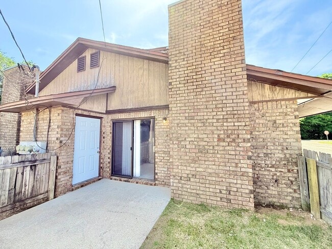 Building Photo - Charming 2-Bedroom Apartment - Prime Location