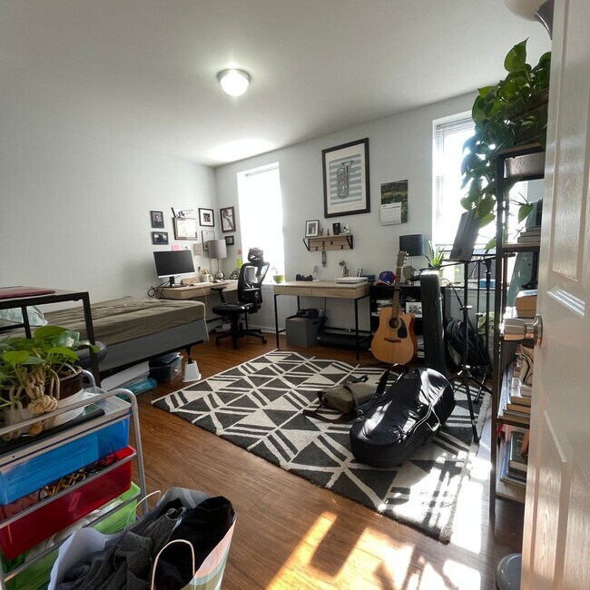 Building Photo - SPACIOUS bi-level apartment with fenced yard