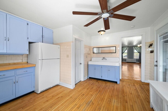 Building Photo - 809 W Touhy Ave