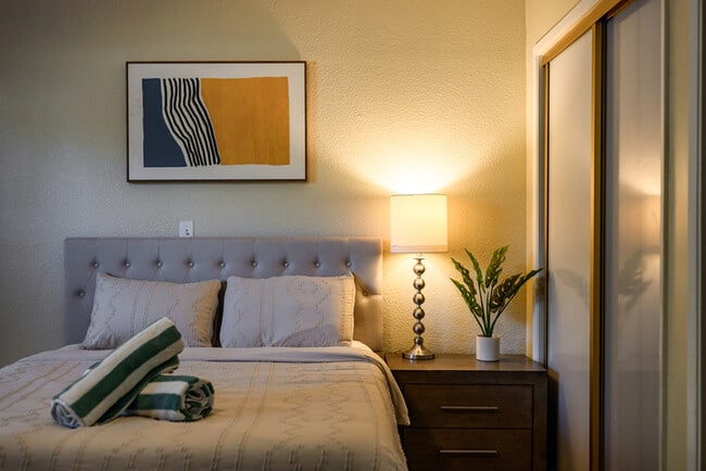 Building Photo - 1250 Stratford Ln