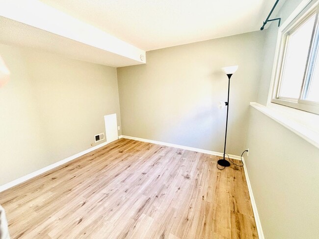 Building Photo - Newly Updated In Prime Apple Valley Neighborhood