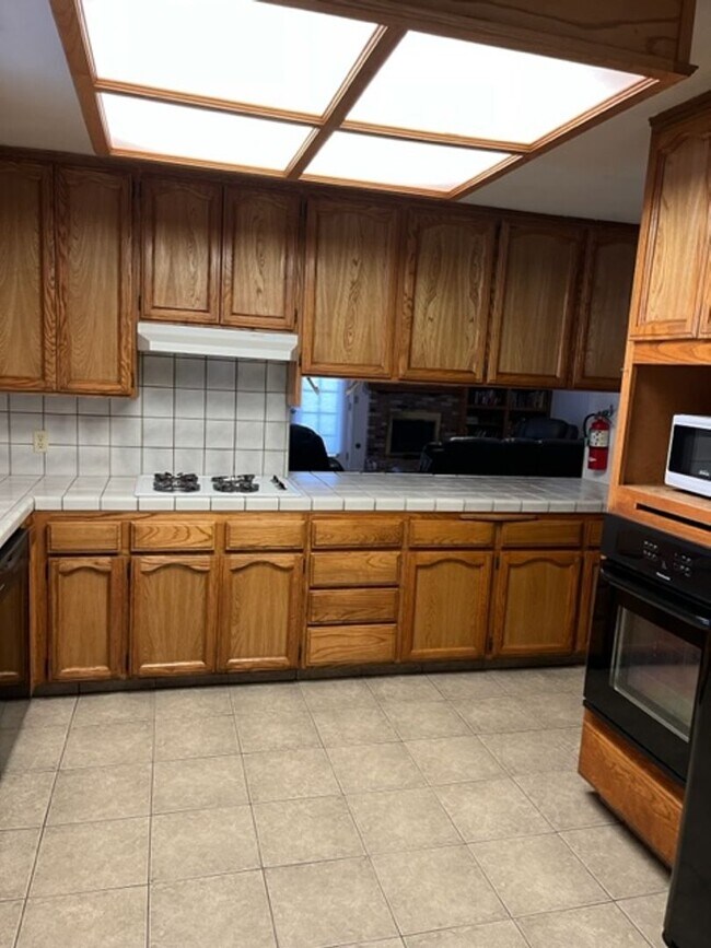 Building Photo - Nice 5 bedroom home with a large garage.