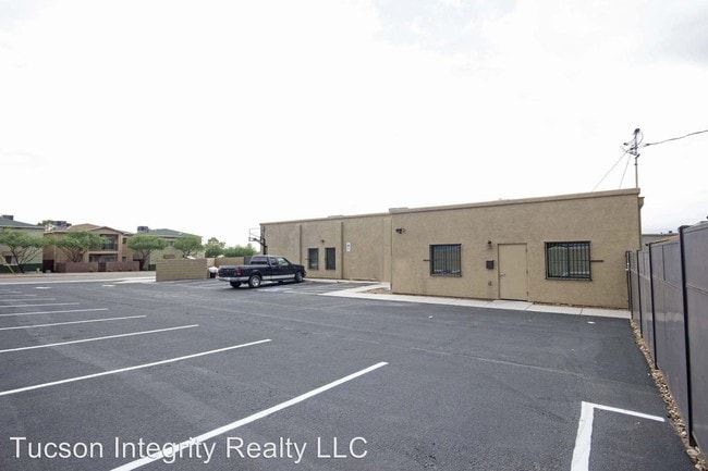 Building Photo - 10 br, 7 bath Room For Rent - 1730 N. 1st Ave