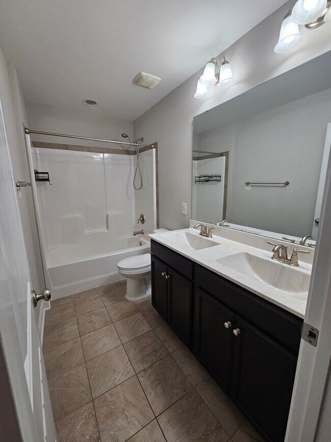 Building Photo - New Listing