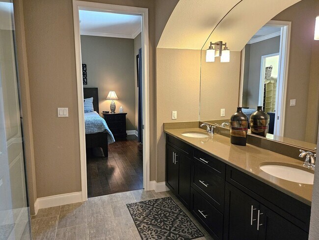 Building Photo - Seasonal Short-Term 2 Bedroom, 2.5 Bath Multi-Level Condo with Balcony and Patio located on Venic...