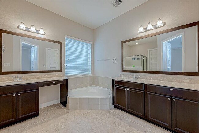 Building Photo - 25719 Oakwood Knoll Dr