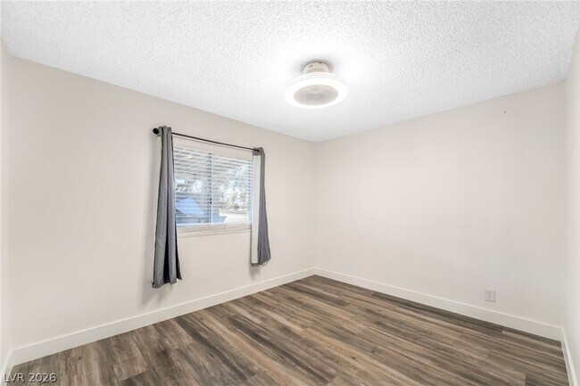 Building Photo - 603 Diamond Dr