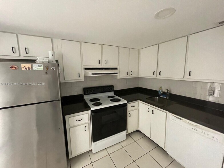 Building Photo - 5838 Collins Ave