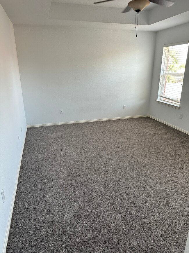 Building Photo - 1908 Red Bud Ct