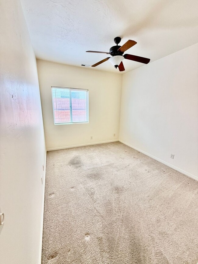 Building Photo - Spacious & Sunny Home in Quiet Hurricane N...