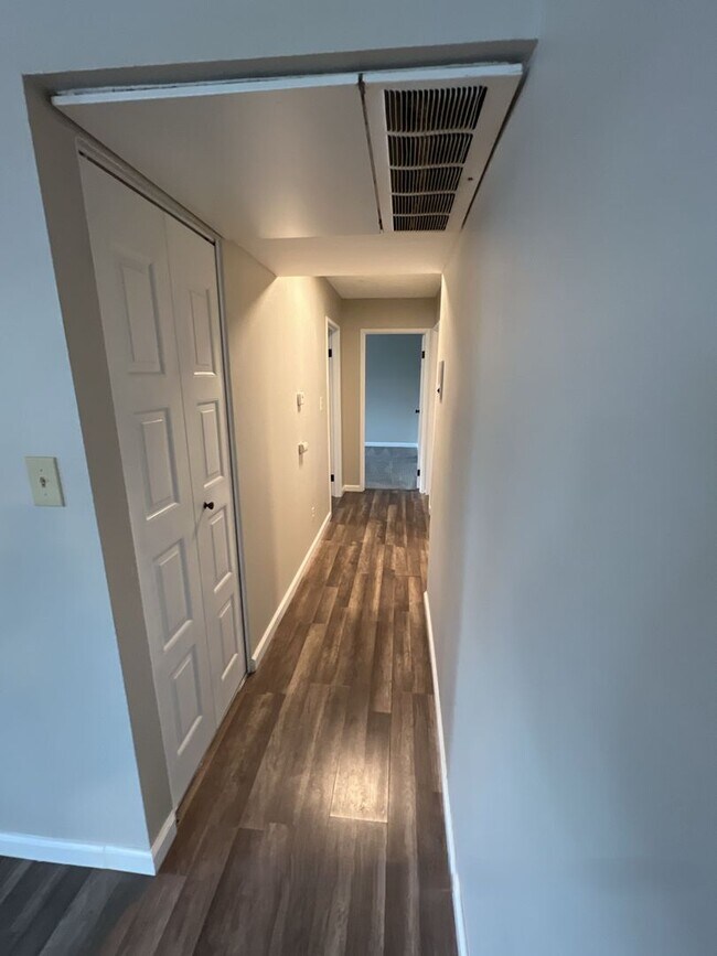 Building Photo - Recently Renovated 2 bedroom 1 bath Garden...