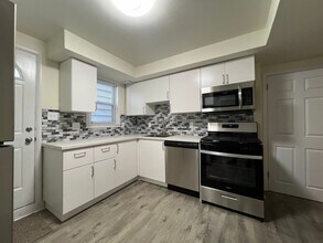 Building Photo - Now showing this updated 3BR 1.5 bath house!