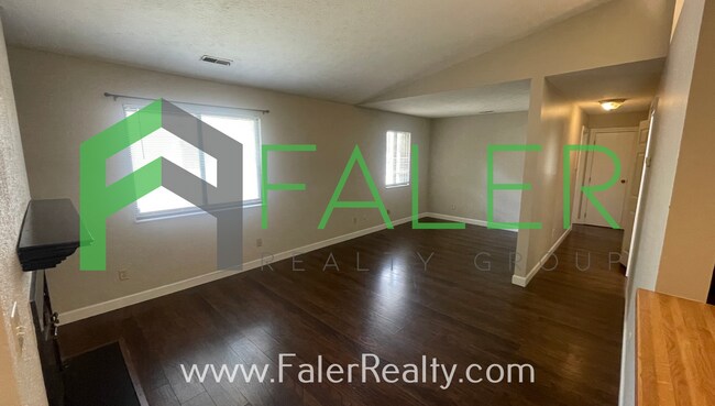 Building Photo - Freshly Updated 2nd Floor Condo