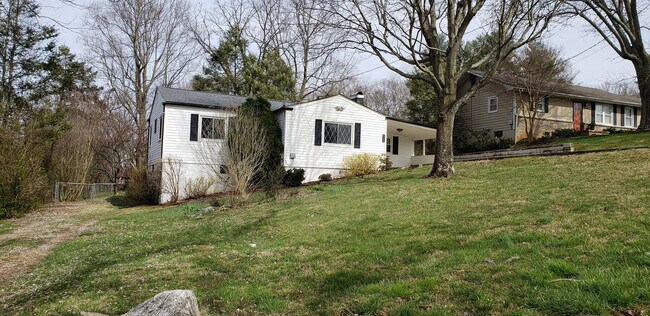Building Photo - 3/1 bath - Town acres school district!- Showings to start 6/10