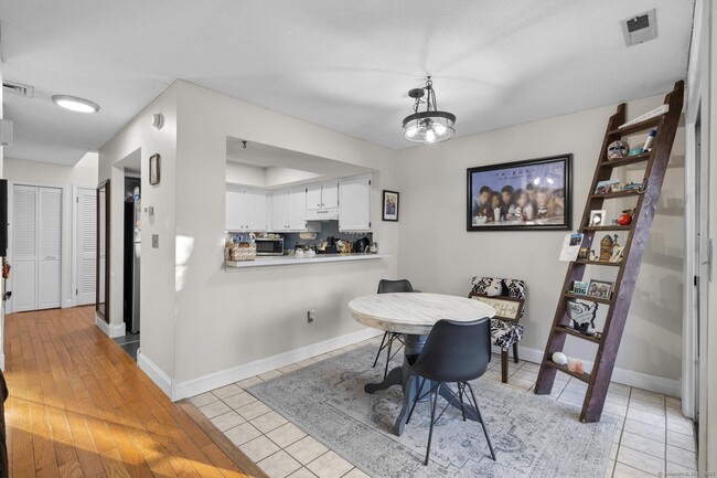Building Photo - 207 Misty Meadow Ln