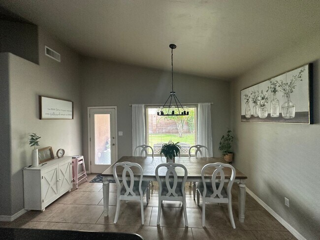 Building Photo - 3 Bed 2 Bath Home