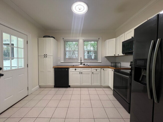 Building Photo - 2 bed and 1 bath house in Tree Streets Neigborhood.