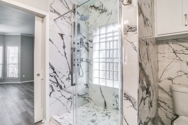 Building Photo - 641 Raintree Cir