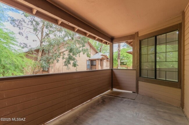 Building Photo - 1698 W Park Wood Ln