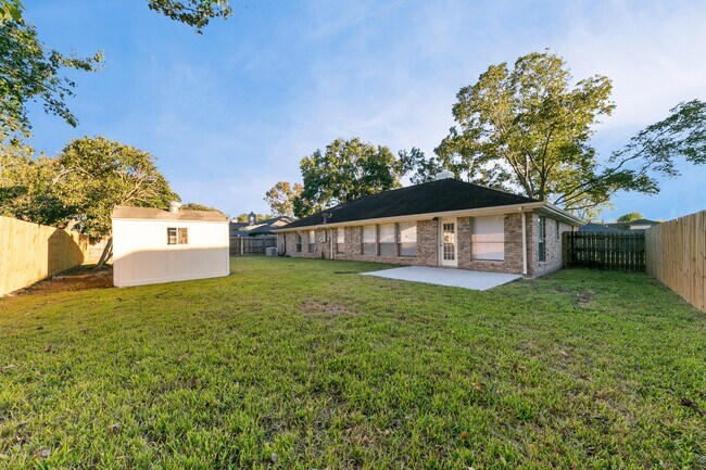 Building Photo - 802 Foxglove Dr