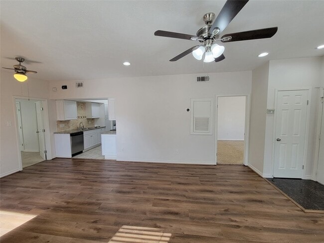 Building Photo - 2025 Augusta Dr