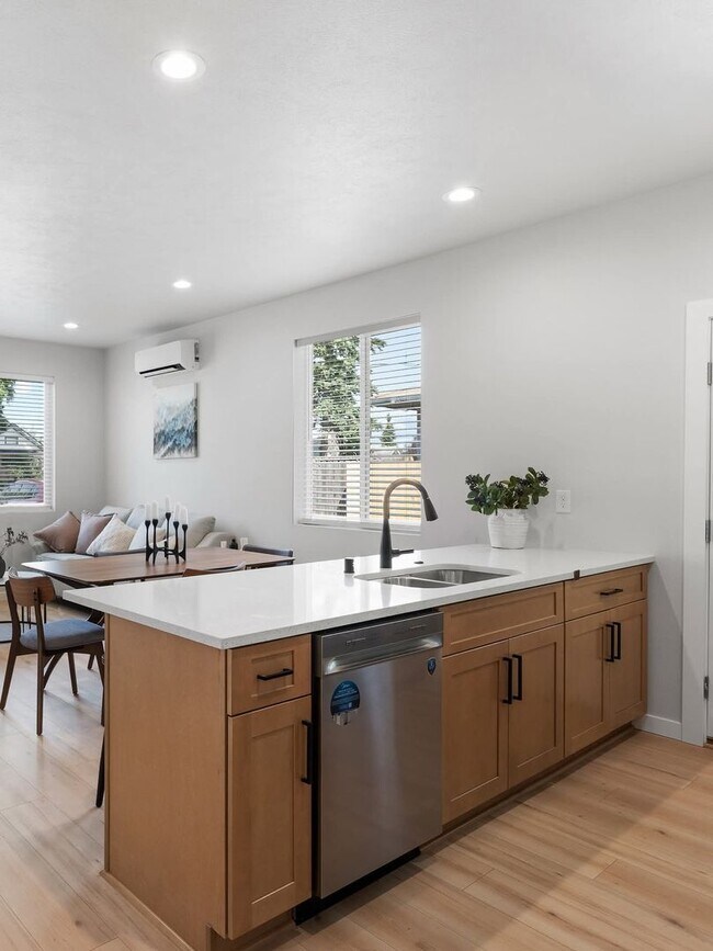Building Photo - $2,500 - 3 Bed / 2 Bath Brand New Construc...