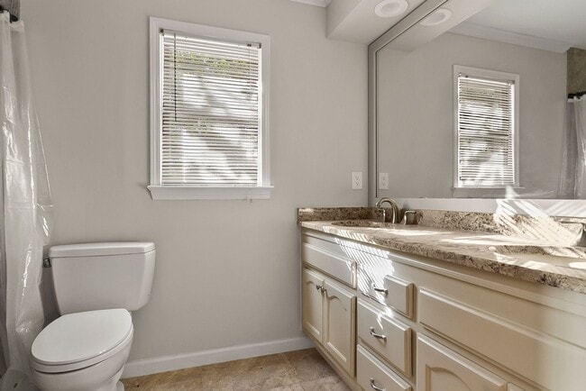 Building Photo - Beautiful 4 Bed 2.5 Bath Available Now!