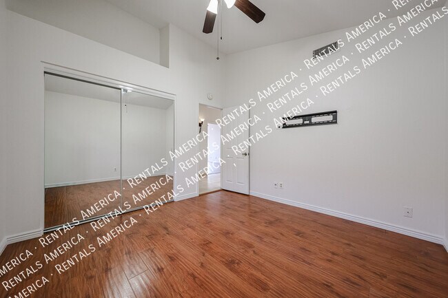 Building Photo - 532 E Stonebridge Dr