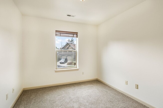 Building Photo - Cozy 3 Bed Home: New Carpet, Fully Fenced Yard & Near Old Mill